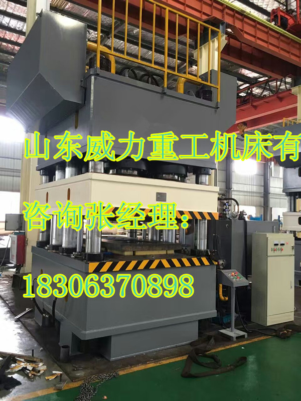 鋼木門壓花液壓機車間