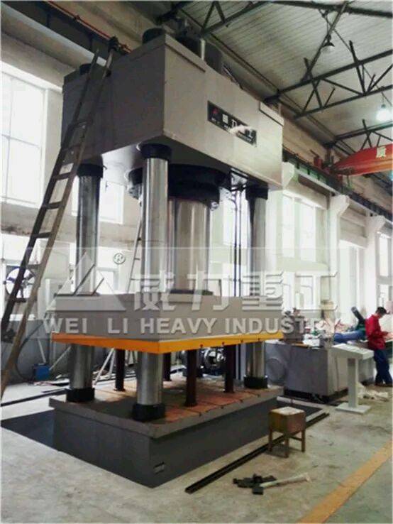 2000噸還原鉛成型液壓機的安裝現場