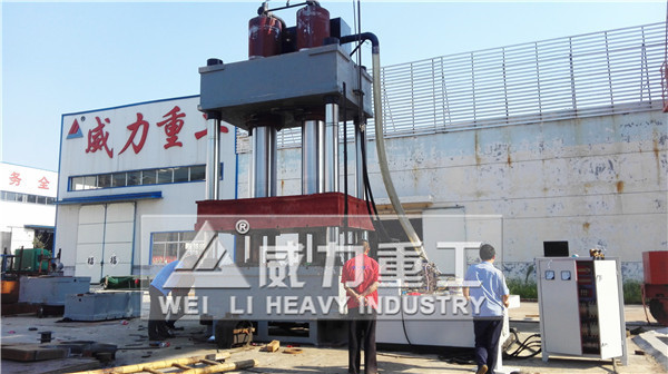 1200噸三梁四柱液壓機的廠家實景拍攝