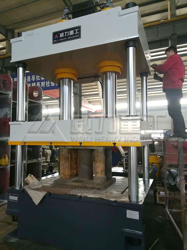 315噸三梁四柱液壓機(jī)工作臺面1800x1600