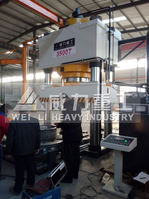 砂輪成型液壓機的加工現(xiàn)場