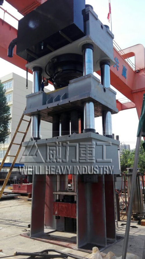 1500噸四柱液壓機加工現場