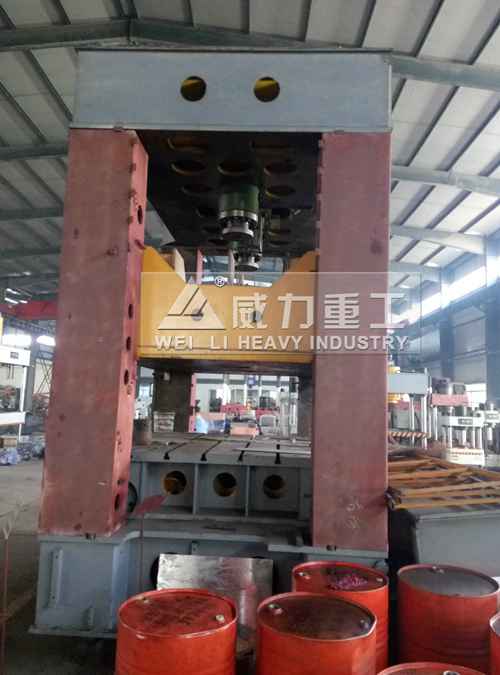 框架式液壓機加工現場