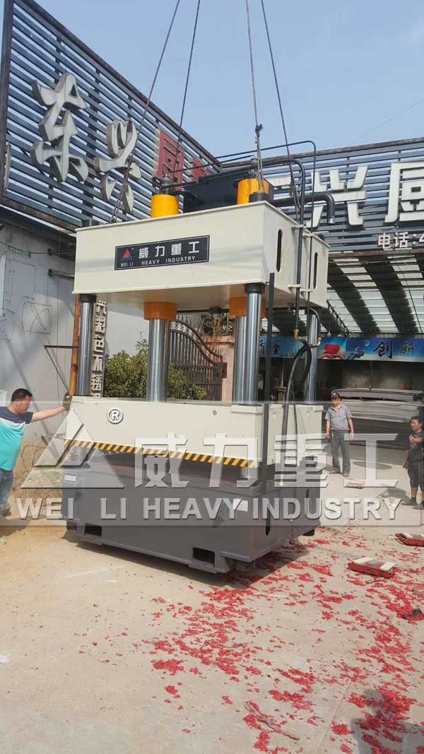 400噸四柱液壓機已經送達客戶車間