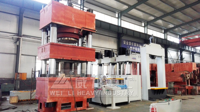 200噸汽車后橋一次成型液壓機正在安裝調試