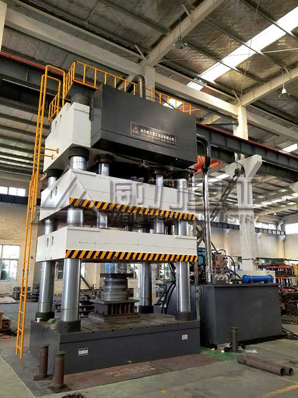 3000噸四柱液壓機封頭壓制客戶現場