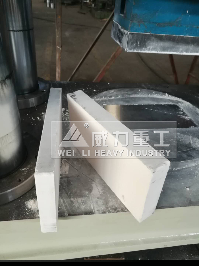 250噸液壓機試機壓制粉末成品