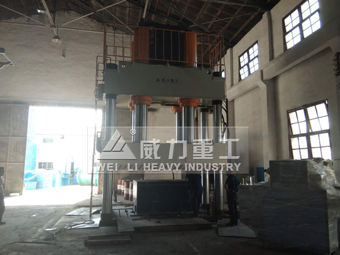 2000噸碳纖維模壓液壓機(jī)客戶使用現(xiàn)場(chǎng)