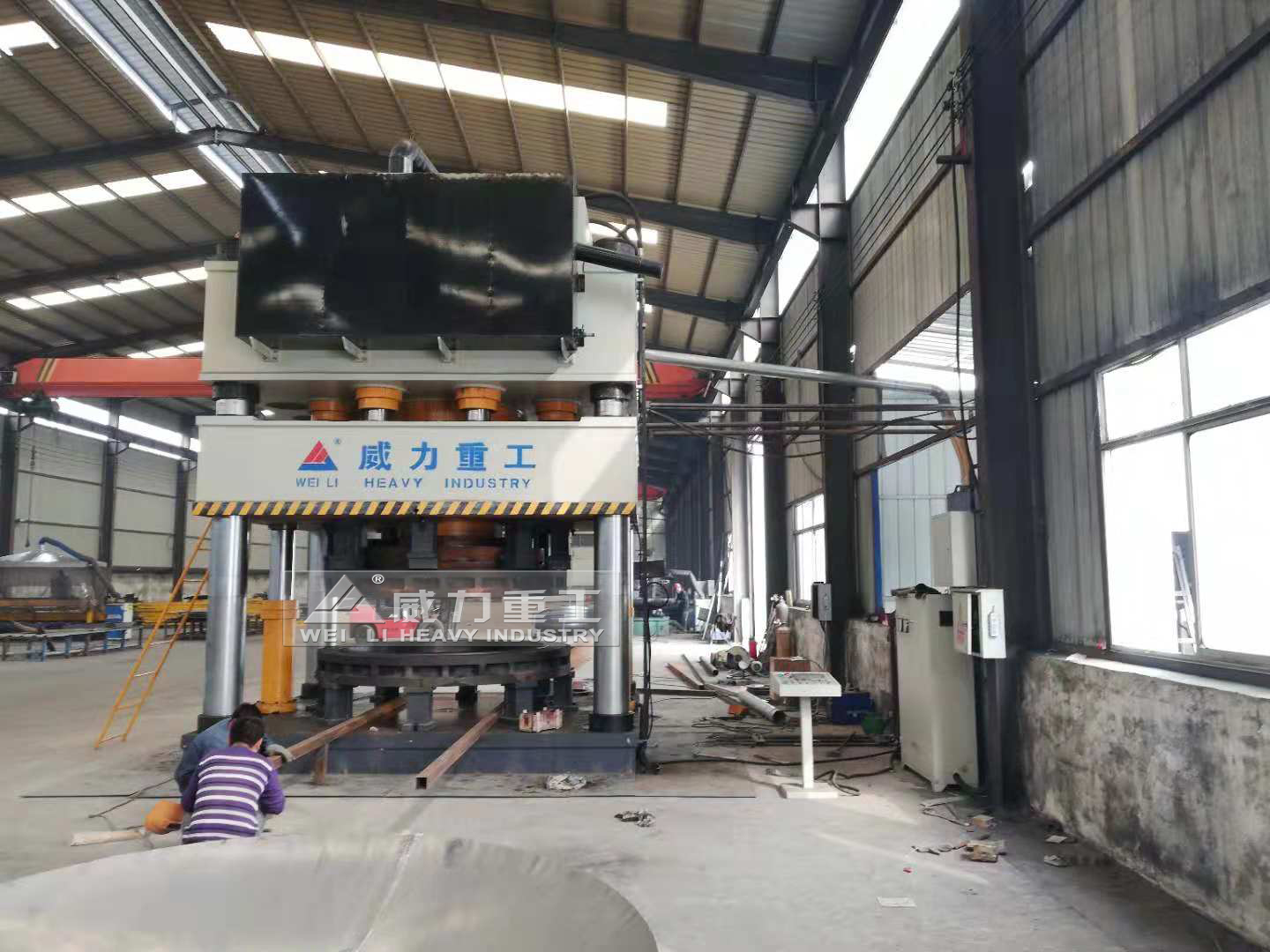 2800噸封頭液壓機客戶生產加工現場2