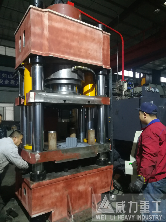 液壓機(jī)廠家人員試機(jī)壓制