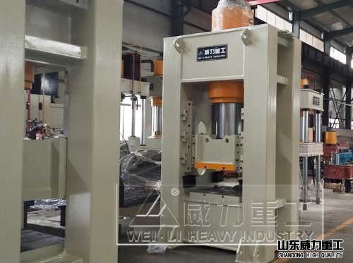 500噸框架式液壓機客戶生產(chǎn)現(xiàn)場1