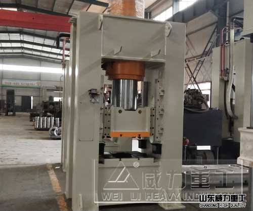 500噸框架式液壓機客戶生產(chǎn)現(xiàn)場2