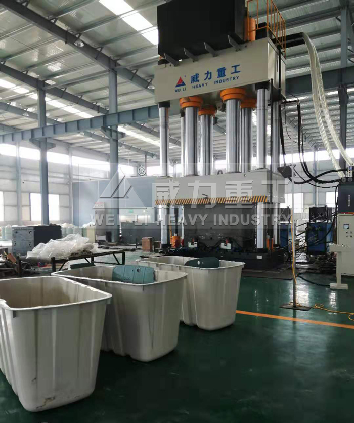 化糞池液壓機(jī)生產(chǎn)加工車間