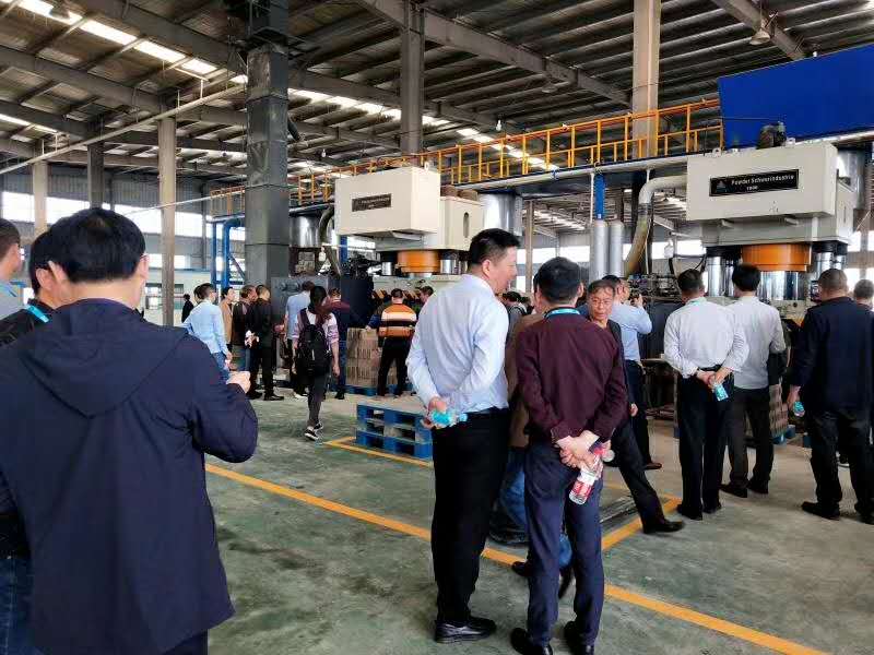 1000噸粉末成型液壓機(jī)客戶現(xiàn)場(chǎng)