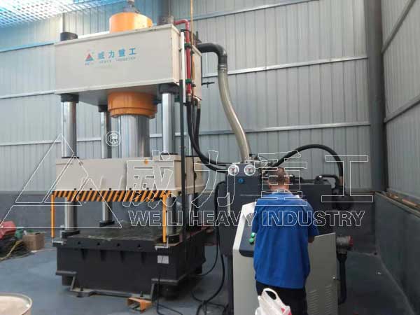 500噸伺服四柱液壓機客戶車間調試