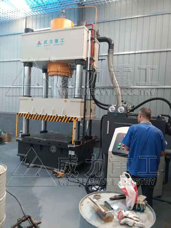 500噸伺服四柱液壓機調試現場