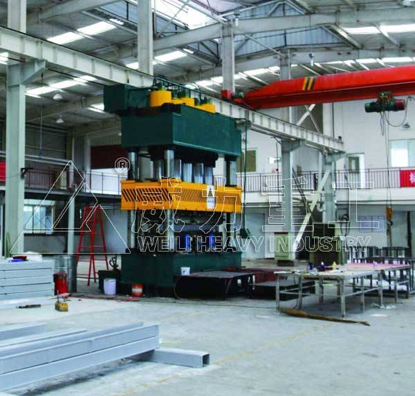 1500噸四柱液壓機客戶使用現(xiàn)場