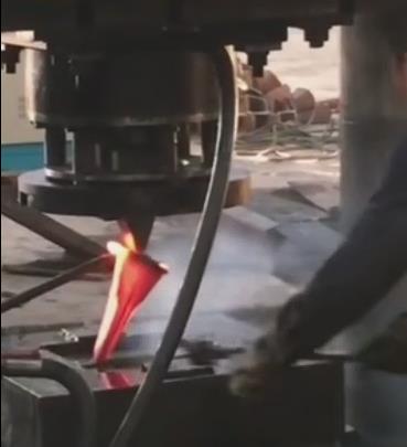 客戶沖壓加工挖掘機斗齒現場