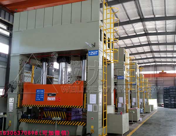 1250噸框架式液壓機生產車間