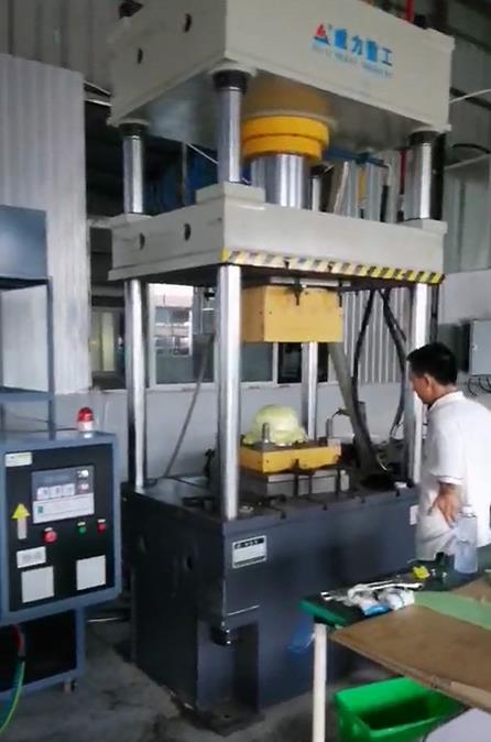 客戶模壓玻璃鋼頭盔使用現(xiàn)場