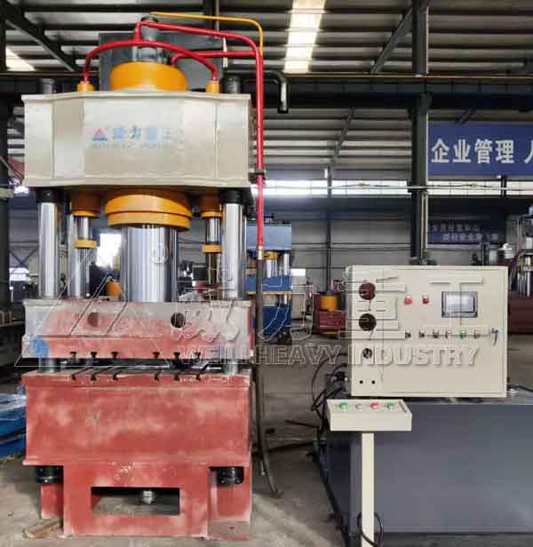 豬用漏糞板液壓機生產中