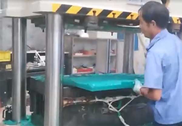 復合漏糞板模壓加工現場