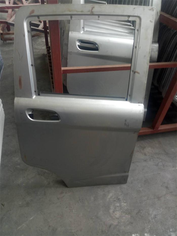 一次沖壓成型的汽車右側外板