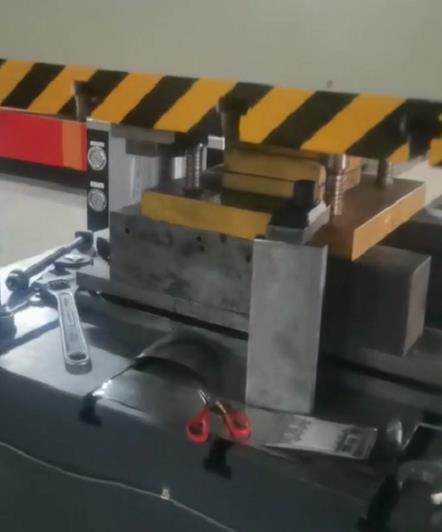 沖壓動力電池殼加工現場