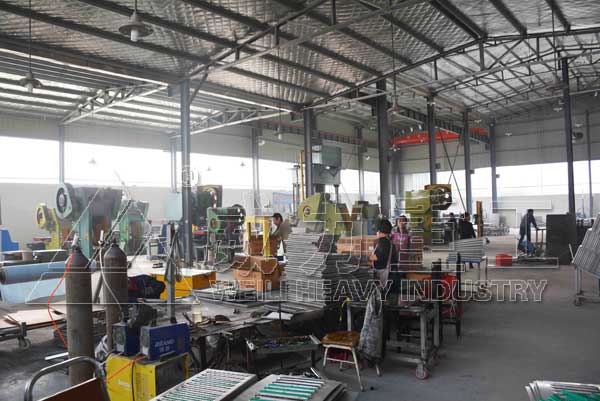 不銹鋼地溝蓋板生產(chǎn)加工現(xiàn)場(chǎng)