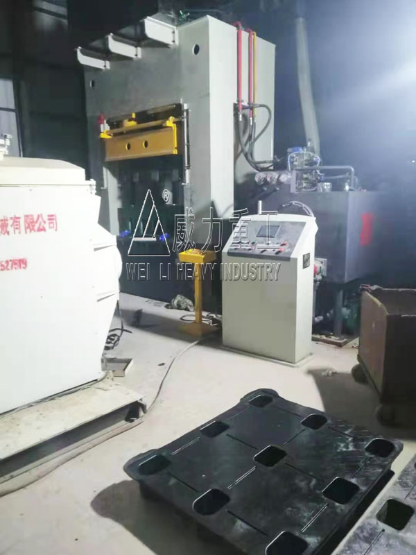 1000噸塑料托盤(pán)模壓成型液壓機(jī)